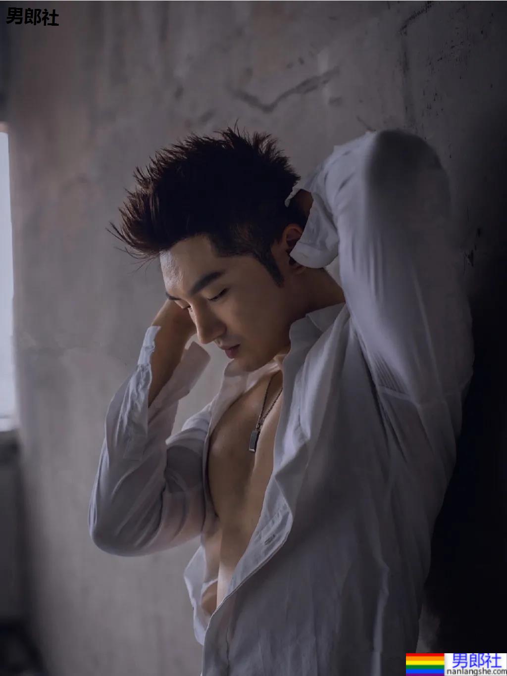 胸肌配衬衣，这个长腿肌肉男帅爆了！ - 51虹马