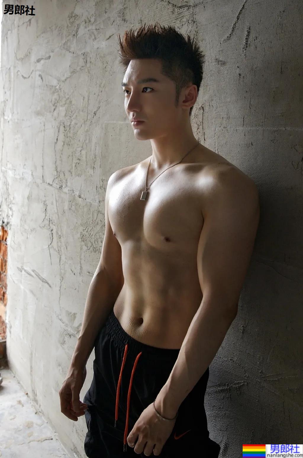 胸肌配衬衣，这个长腿肌肉男帅爆了！ - 51虹马