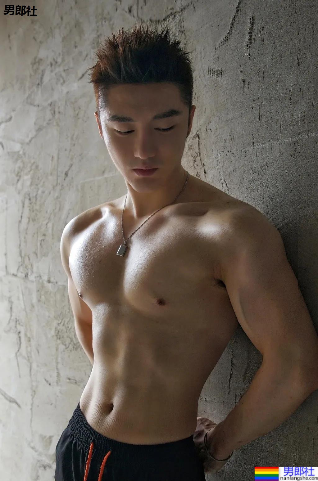 胸肌配衬衣，这个长腿肌肉男帅爆了！ - 51虹马