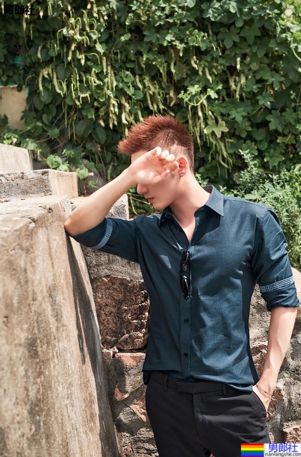 胸肌配衬衣，这个长腿肌肉男帅爆了！ - 51虹马