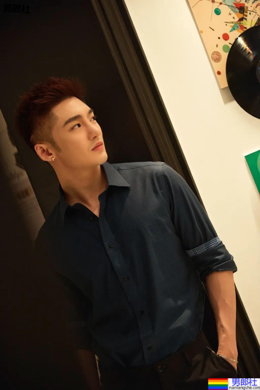 胸肌配衬衣，这个长腿肌肉男帅爆了！ - 51虹马