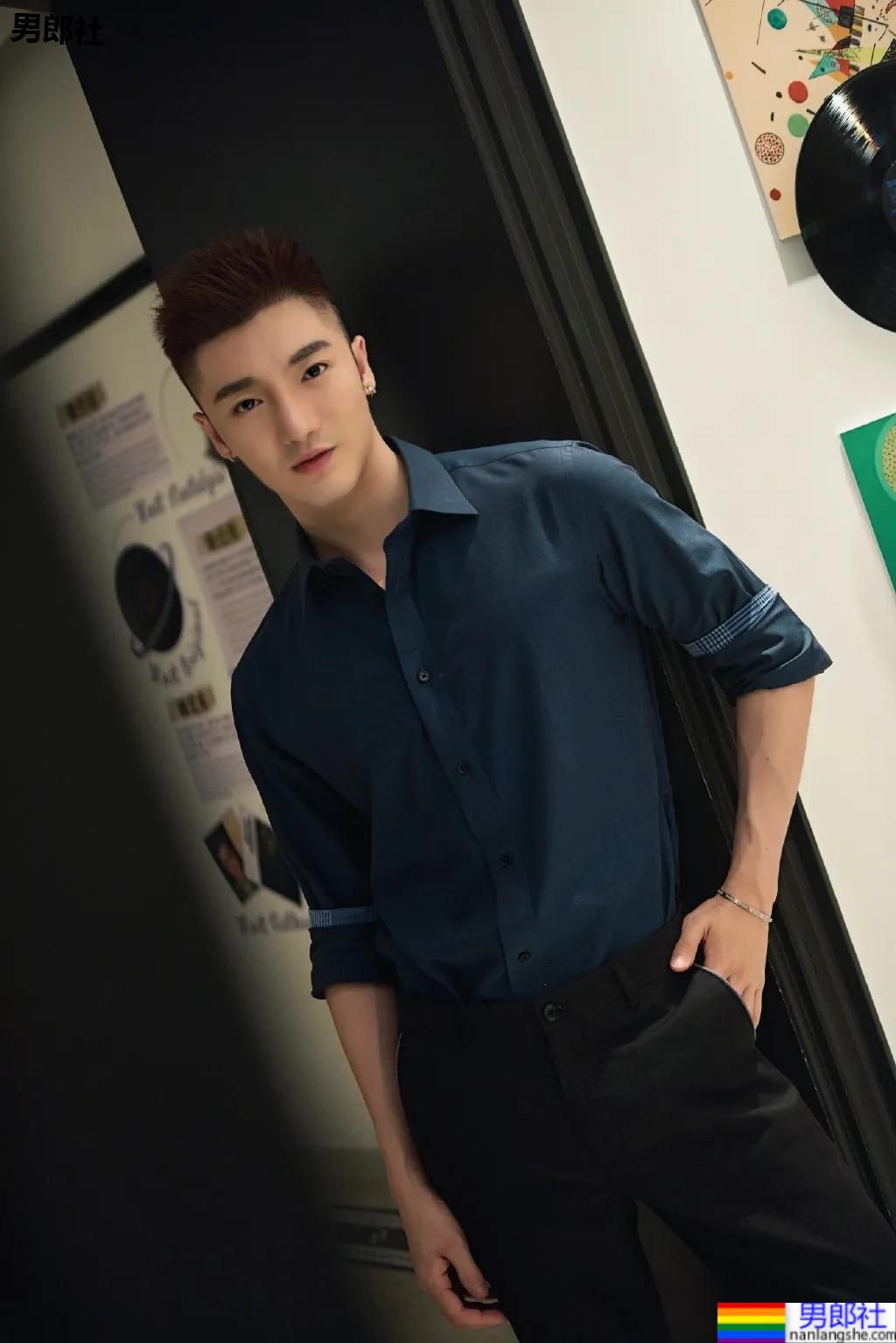 胸肌配衬衣，这个长腿肌肉男帅爆了！ - 51虹马