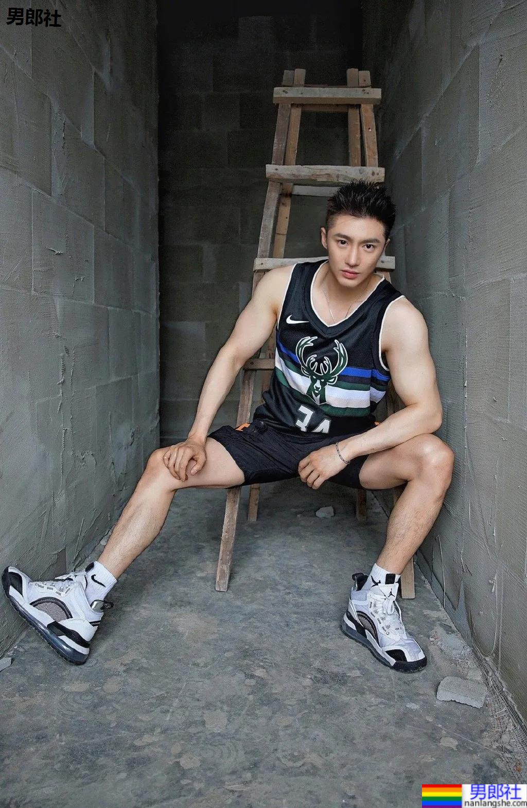 胸肌配衬衣，这个长腿肌肉男帅爆了！ - 51虹马