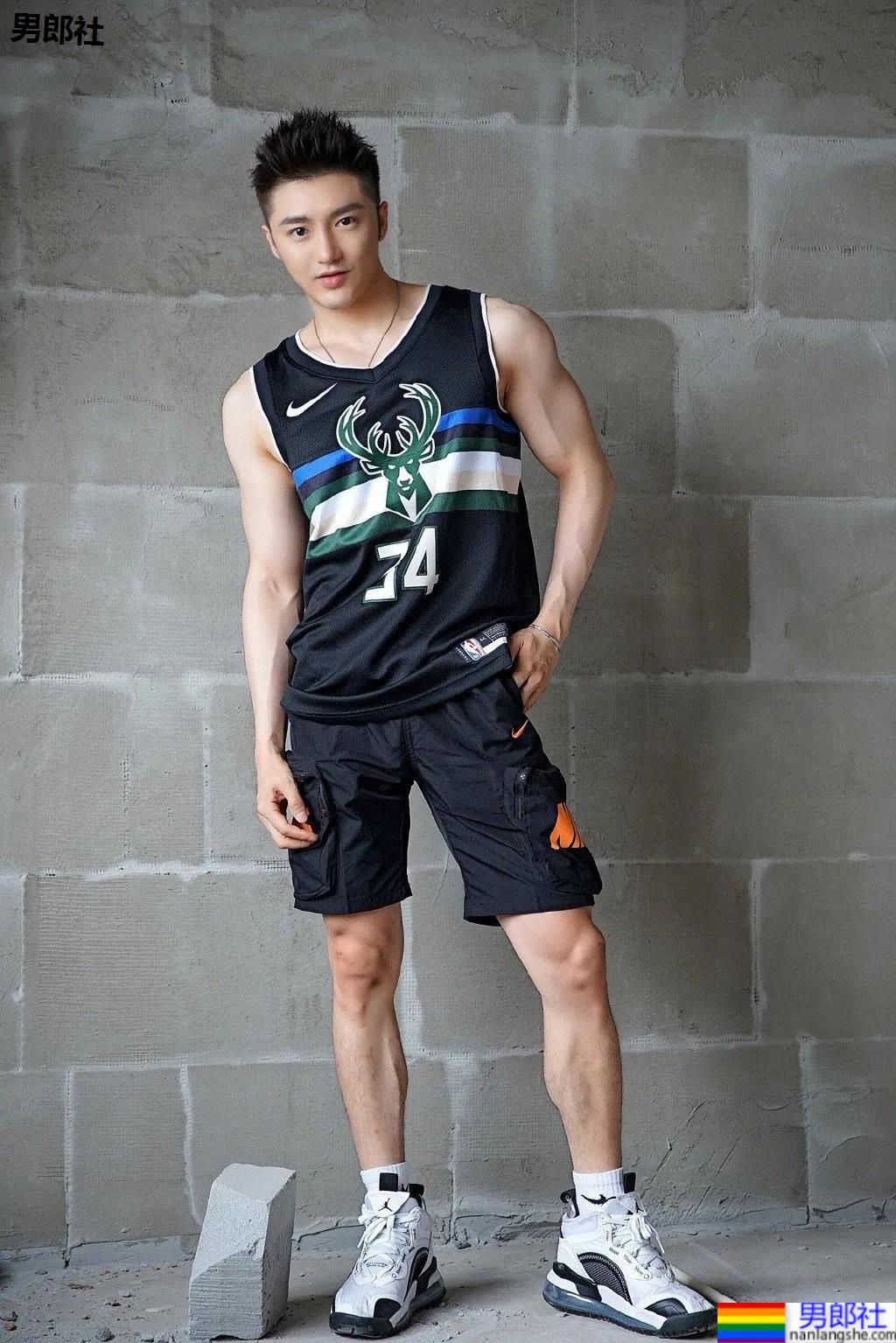 胸肌配衬衣，这个长腿肌肉男帅爆了！ - 51虹马