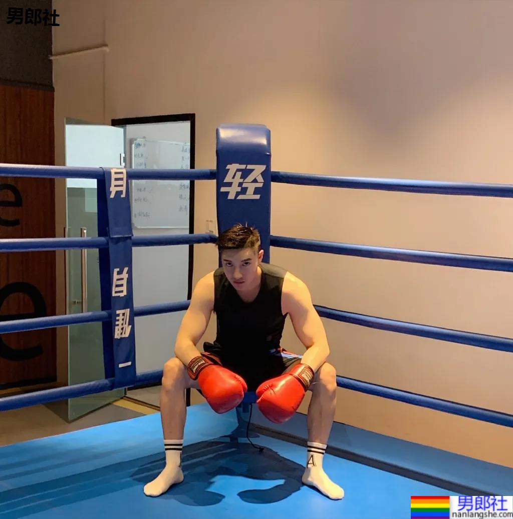 胸肌配衬衣，这个长腿肌肉男帅爆了！ - 51虹马