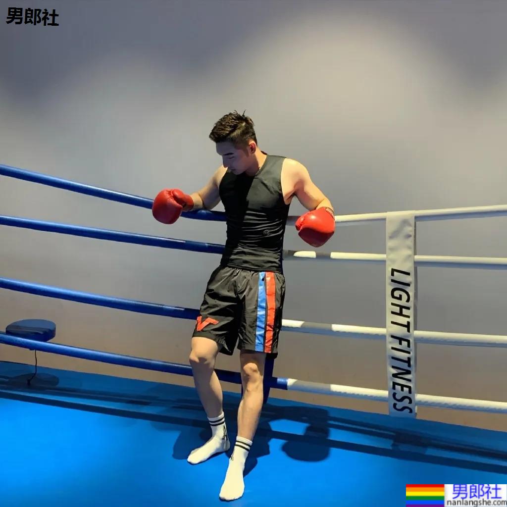 胸肌配衬衣，这个长腿肌肉男帅爆了！ - 51虹马