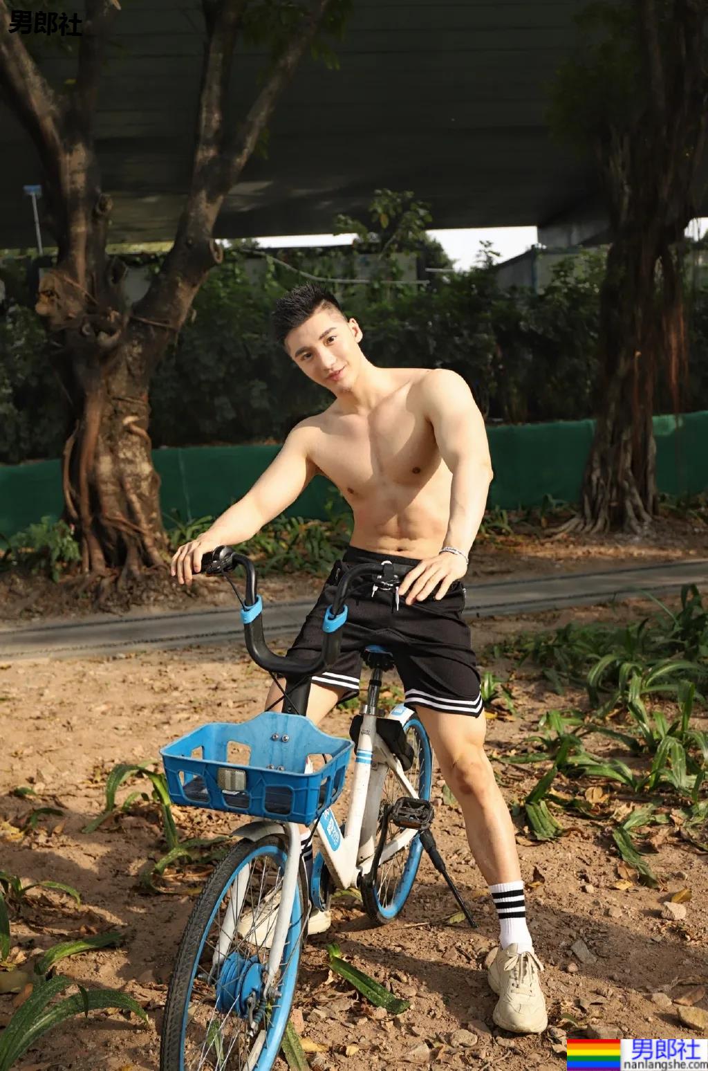 胸肌配衬衣，这个长腿肌肉男帅爆了！ - 51虹马