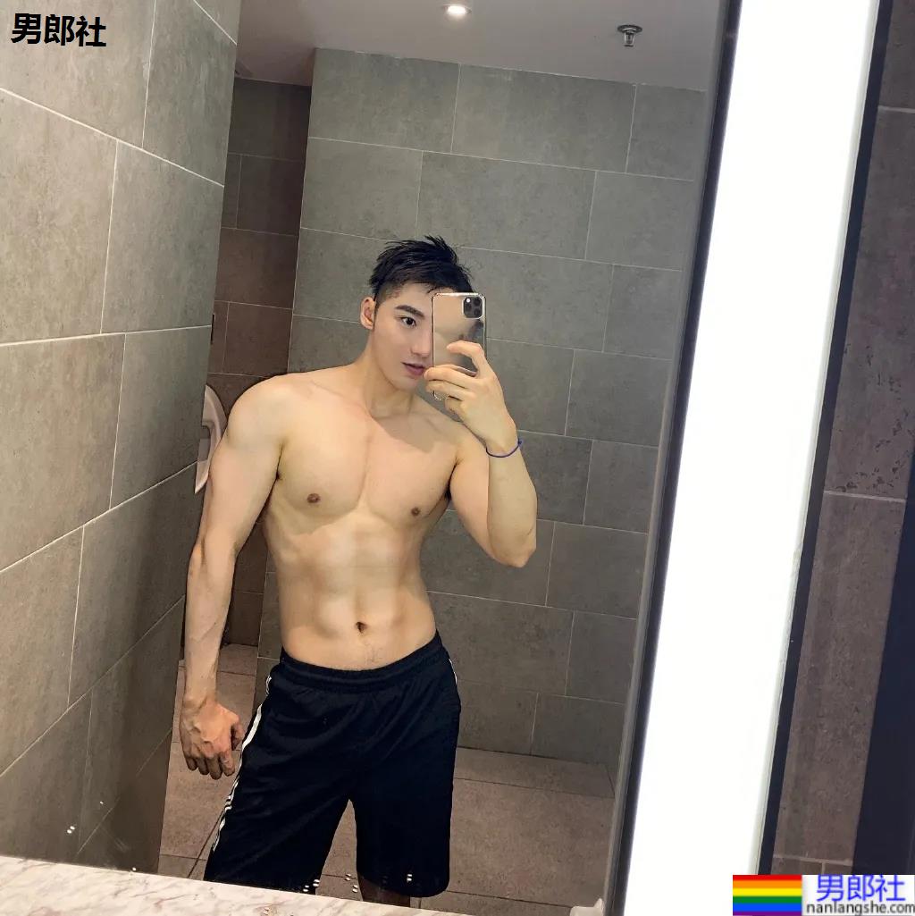 胸肌配衬衣，这个长腿肌肉男帅爆了！ - 51虹马