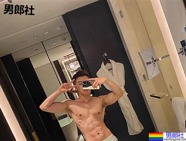 胸肌配衬衣，这个长腿肌肉男帅爆了！ - 51虹马