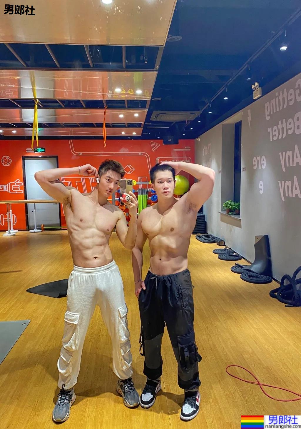 胸肌配衬衣，这个长腿肌肉男帅爆了！ - 51虹马