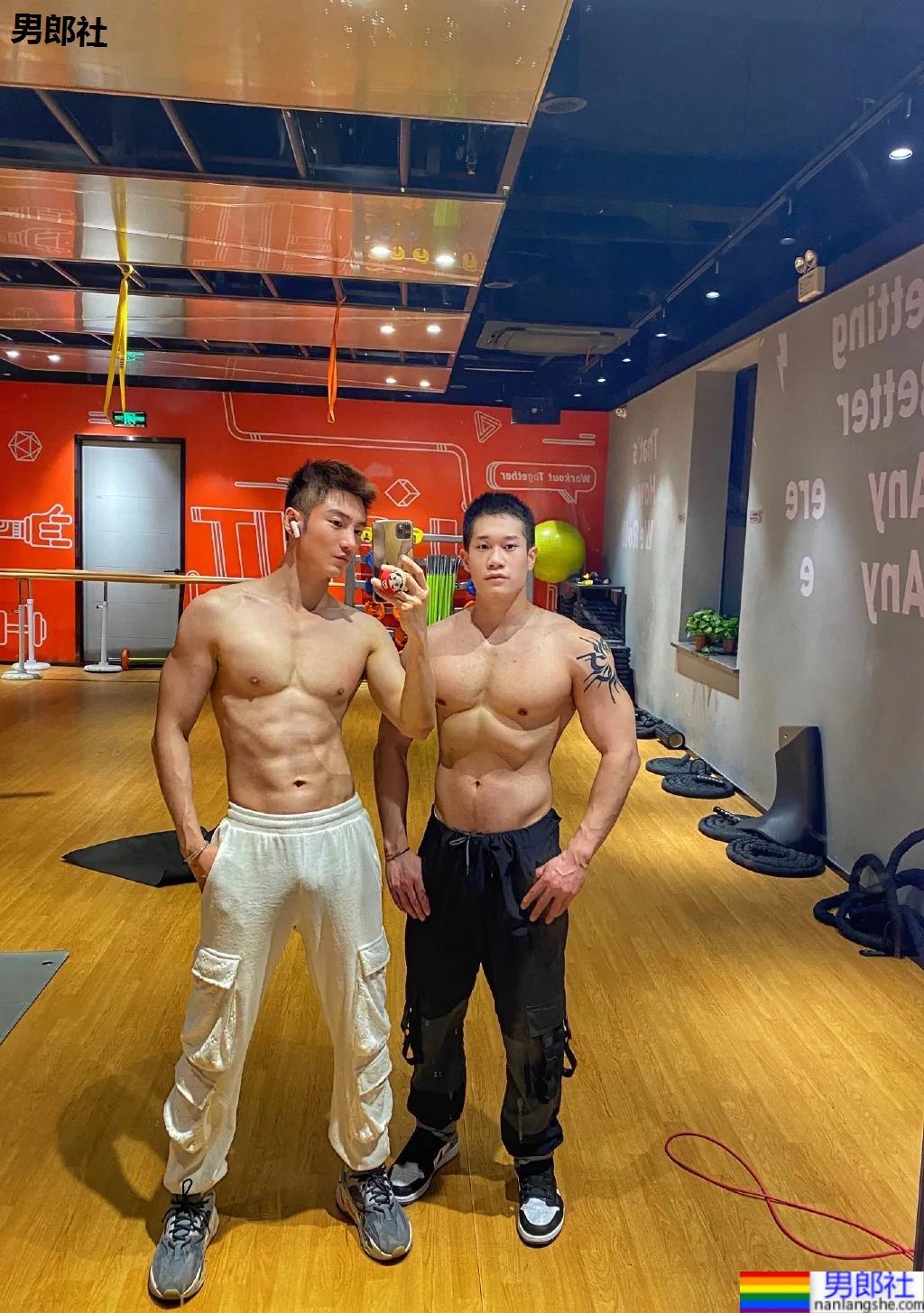 胸肌配衬衣，这个长腿肌肉男帅爆了！ - 51虹马