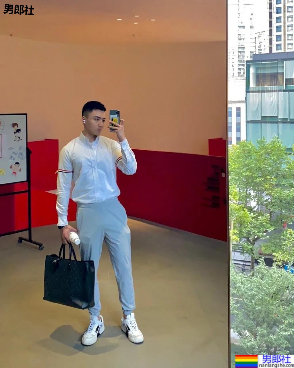 山东186大长腿肌肉帅哥刷屏票圈!颜高条顺拍死无数前浪名媛! - 51虹马 山东186大长腿肌肉帅哥刷屏票圈!颜高条顺拍死无数前浪名媛! - 51虹马