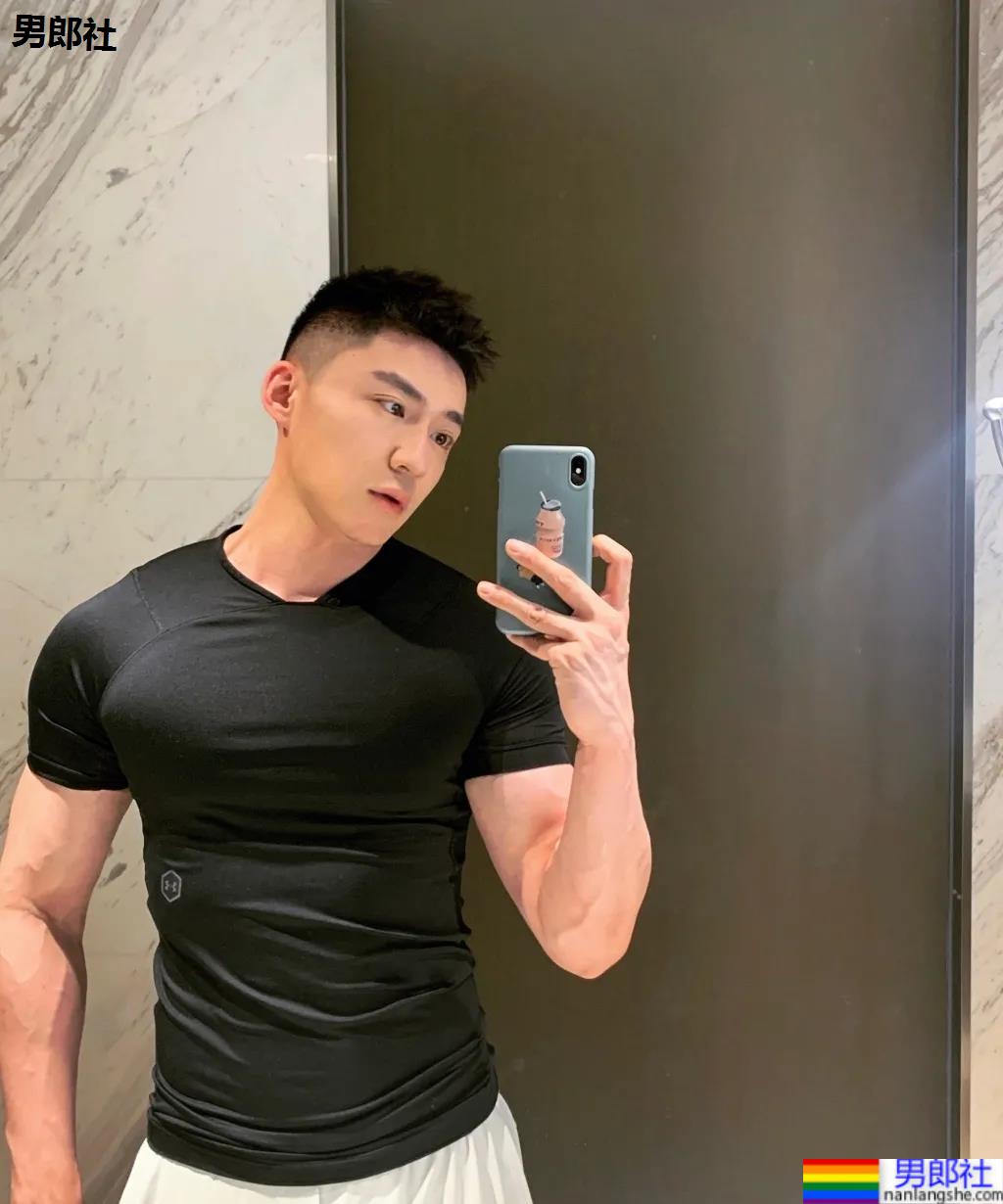 山东186大长腿肌肉帅哥刷屏票圈!颜高条顺拍死无数前浪名媛! - 51虹马 山东186大长腿肌肉帅哥刷屏票圈!颜高条顺拍死无数前浪名媛! - 51虹马