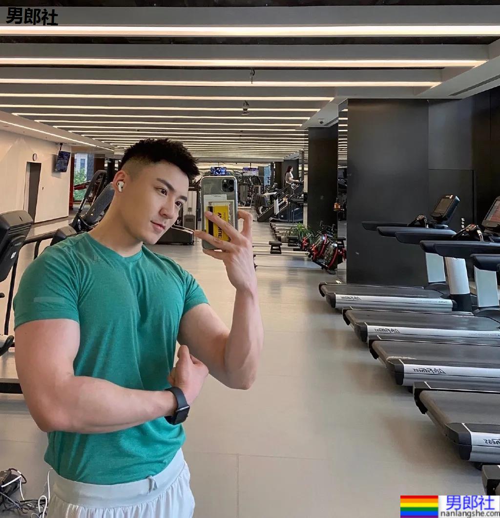 山东186大长腿肌肉帅哥刷屏票圈!颜高条顺拍死无数前浪名媛! - 51虹马 山东186大长腿肌肉帅哥刷屏票圈!颜高条顺拍死无数前浪名媛! - 51虹马