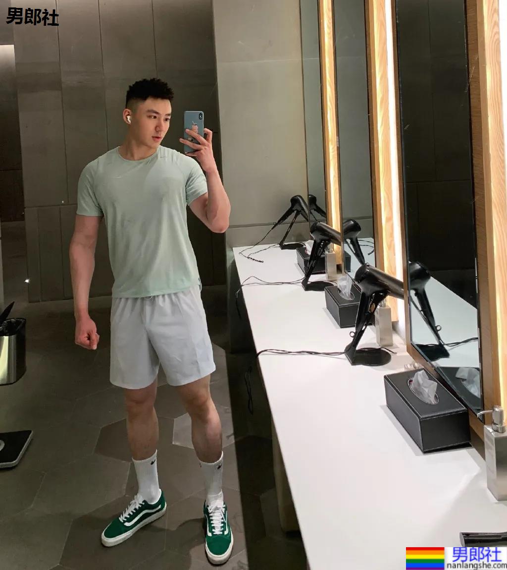 山东186大长腿肌肉帅哥刷屏票圈!颜高条顺拍死无数前浪名媛! - 51虹马 山东186大长腿肌肉帅哥刷屏票圈!颜高条顺拍死无数前浪名媛! - 51虹马