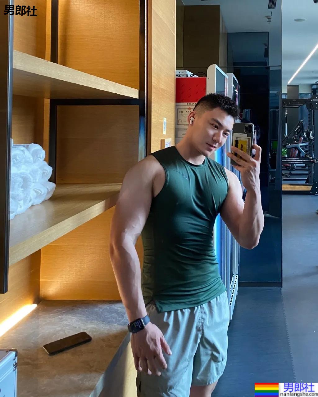 山东186大长腿肌肉帅哥刷屏票圈!颜高条顺拍死无数前浪名媛! - 51虹马 山东186大长腿肌肉帅哥刷屏票圈!颜高条顺拍死无数前浪名媛! - 51虹马