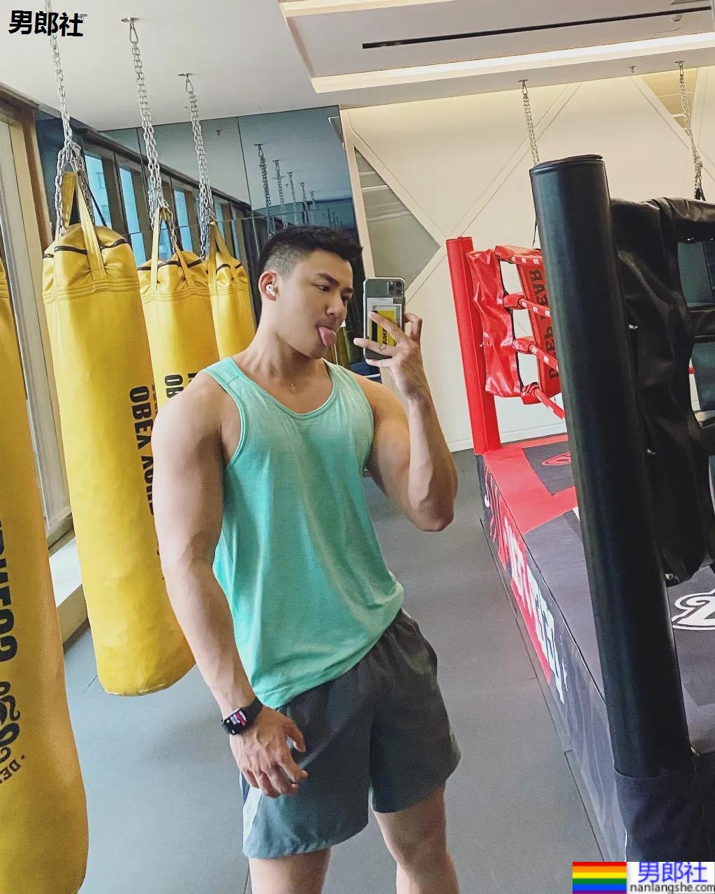 山东186大长腿肌肉帅哥刷屏票圈!颜高条顺拍死无数前浪名媛! - 51虹马 山东186大长腿肌肉帅哥刷屏票圈!颜高条顺拍死无数前浪名媛! - 51虹马