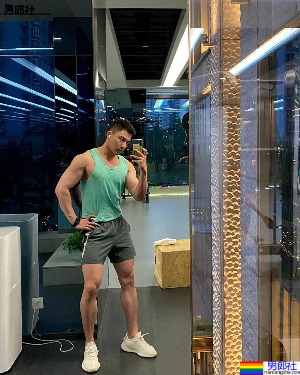 山东186大长腿肌肉帅哥刷屏票圈!颜高条顺拍死无数前浪名媛! - 51虹马 山东186大长腿肌肉帅哥刷屏票圈!颜高条顺拍死无数前浪名媛! - 51虹马