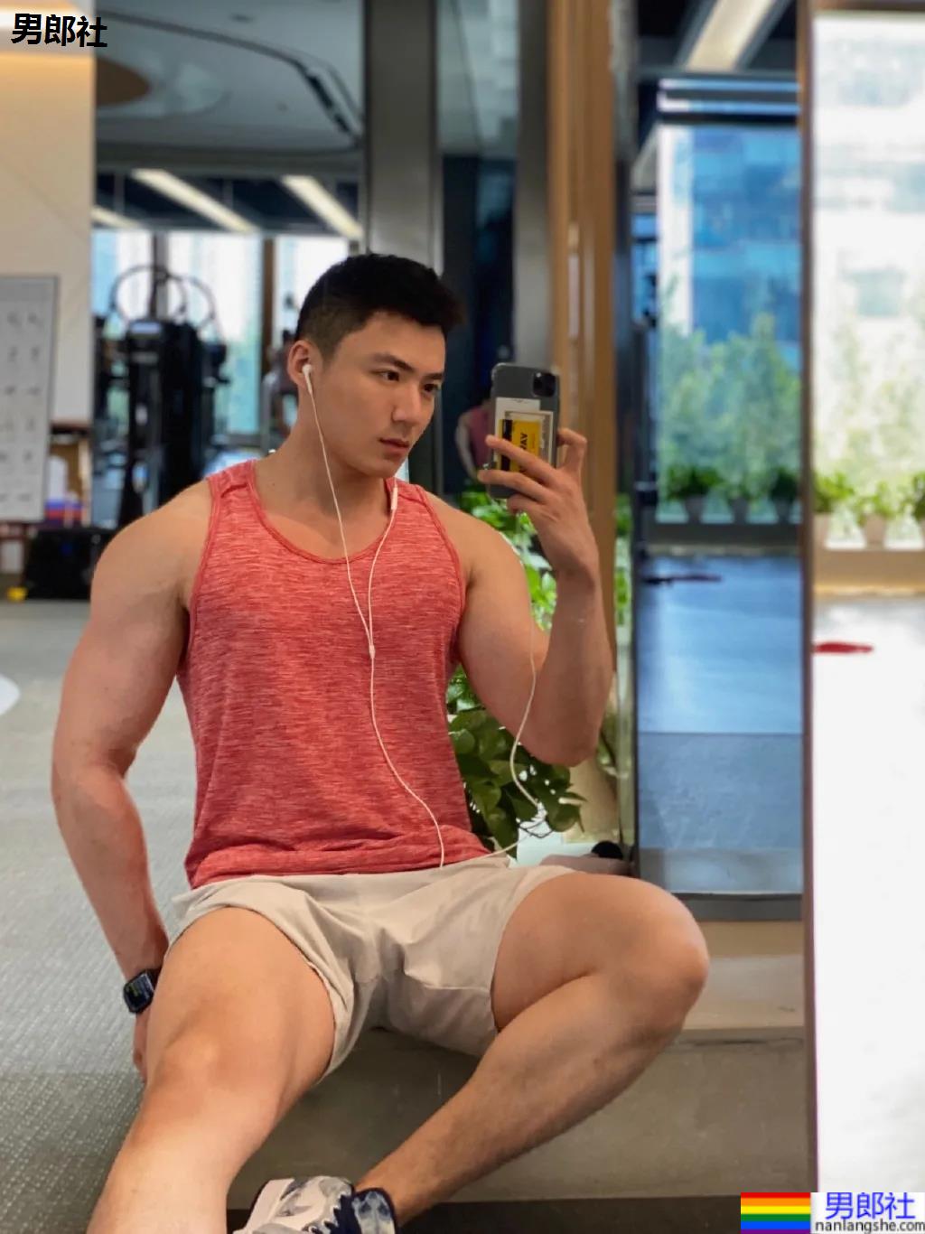 山东186大长腿肌肉帅哥刷屏票圈!颜高条顺拍死无数前浪名媛! - 51虹马 山东186大长腿肌肉帅哥刷屏票圈!颜高条顺拍死无数前浪名媛! - 51虹马