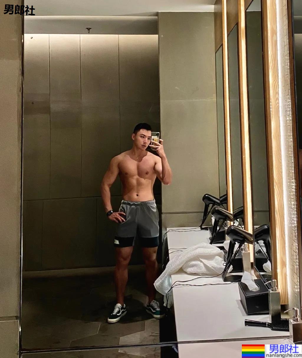 山东186大长腿肌肉帅哥刷屏票圈!颜高条顺拍死无数前浪名媛! - 51虹马 山东186大长腿肌肉帅哥刷屏票圈!颜高条顺拍死无数前浪名媛! - 51虹马