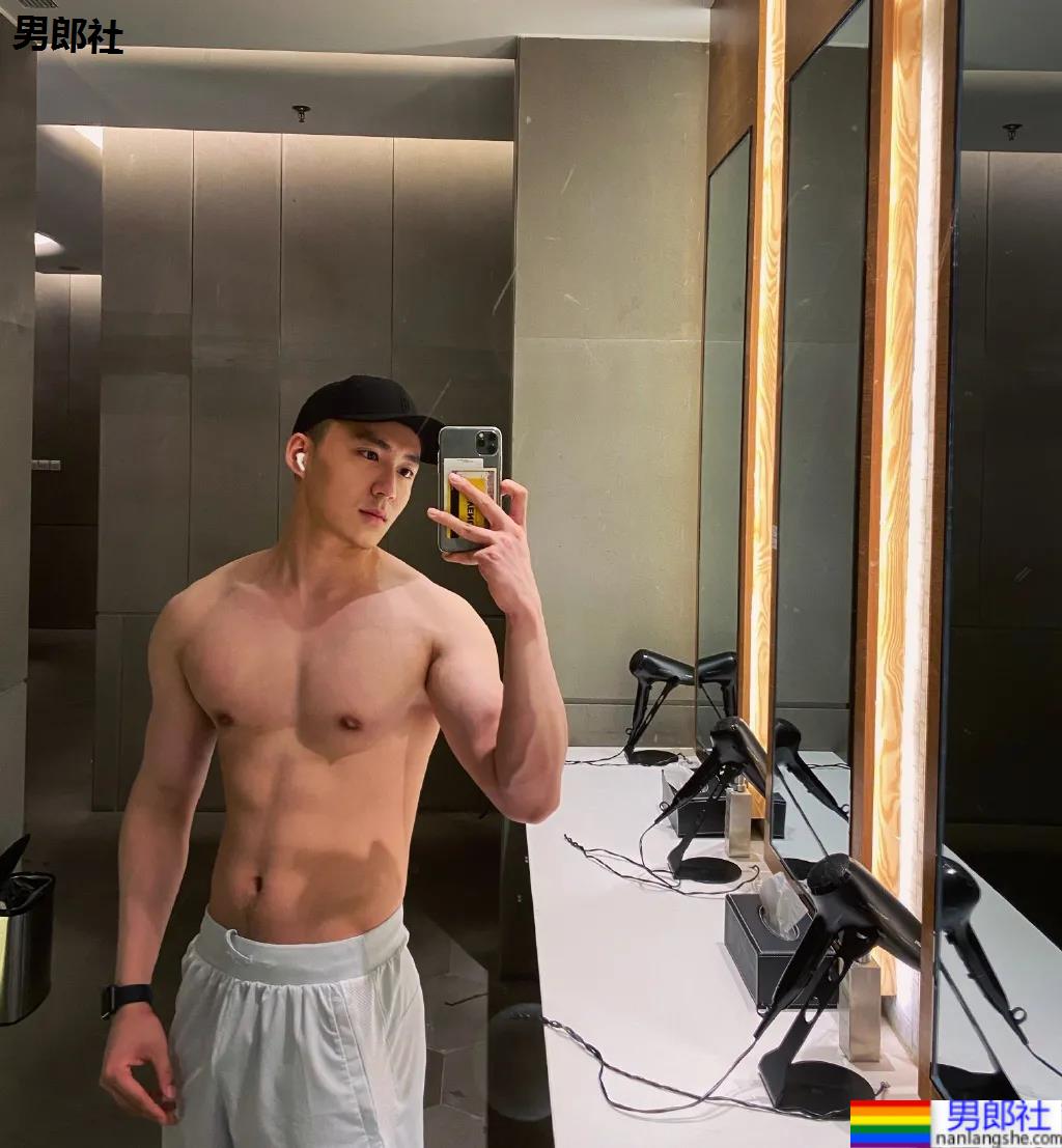 山东186大长腿肌肉帅哥刷屏票圈!颜高条顺拍死无数前浪名媛! - 51虹马 山东186大长腿肌肉帅哥刷屏票圈!颜高条顺拍死无数前浪名媛! - 51虹马