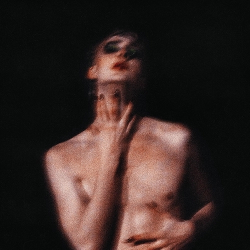 「药嗨、成瘾、性爱」英国歌手解构性灵经验，诠释绝世凄美生命歌曲 - 51虹马