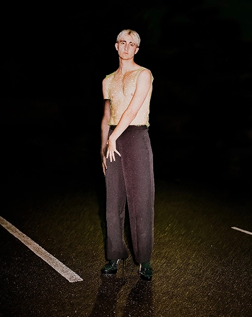 「药嗨、成瘾、性爱」英国歌手解构性灵经验，诠释绝世凄美生命歌曲 - 51虹马