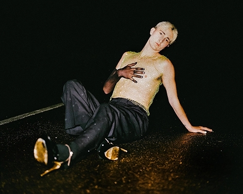 「药嗨、成瘾、性爱」英国歌手解构性灵经验，诠释绝世凄美生命歌曲 - 51虹马