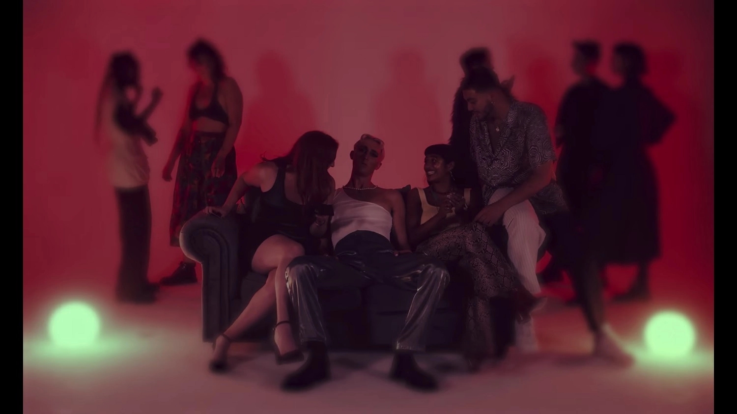 「药嗨、成瘾、性爱」英国歌手解构性灵经验，诠释绝世凄美生命歌曲 - 51虹马