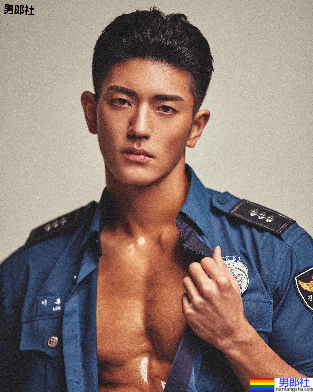 年历腱子肉天菜警装小哥走红，网友：虎狼之词已经控制不住了！-51虹马