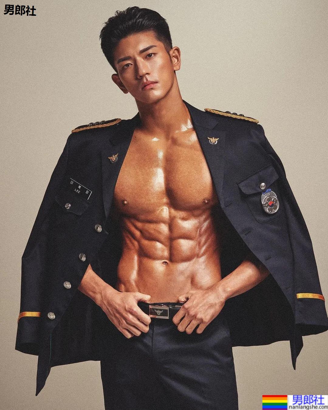 年历腱子肉天菜警装小哥走红，网友：虎狼之词已经控制不住了！ - 51虹马