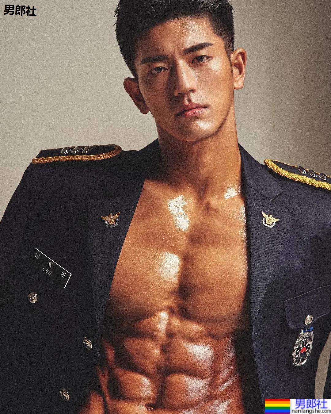 年历腱子肉天菜警装小哥走红，网友：虎狼之词已经控制不住了！ - 51虹马