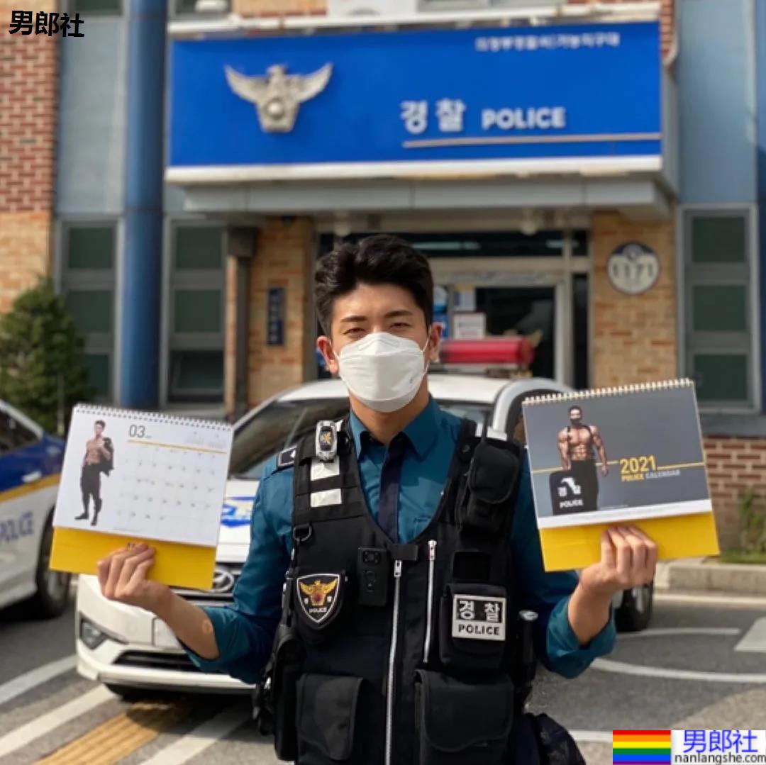 年历腱子肉天菜警装小哥走红，网友：虎狼之词已经控制不住了！ - 51虹马