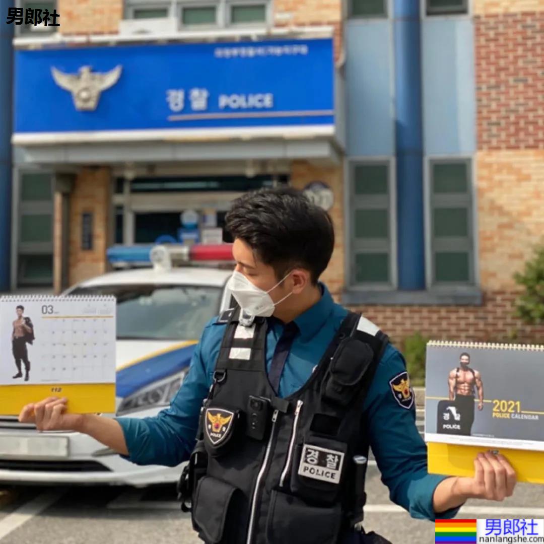 年历腱子肉天菜警装小哥走红，网友：虎狼之词已经控制不住了！ - 51虹马