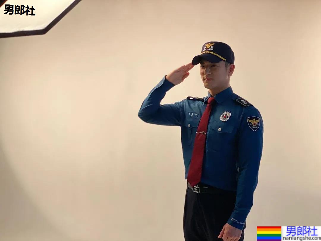 年历腱子肉天菜警装小哥走红，网友：虎狼之词已经控制不住了！ - 51虹马