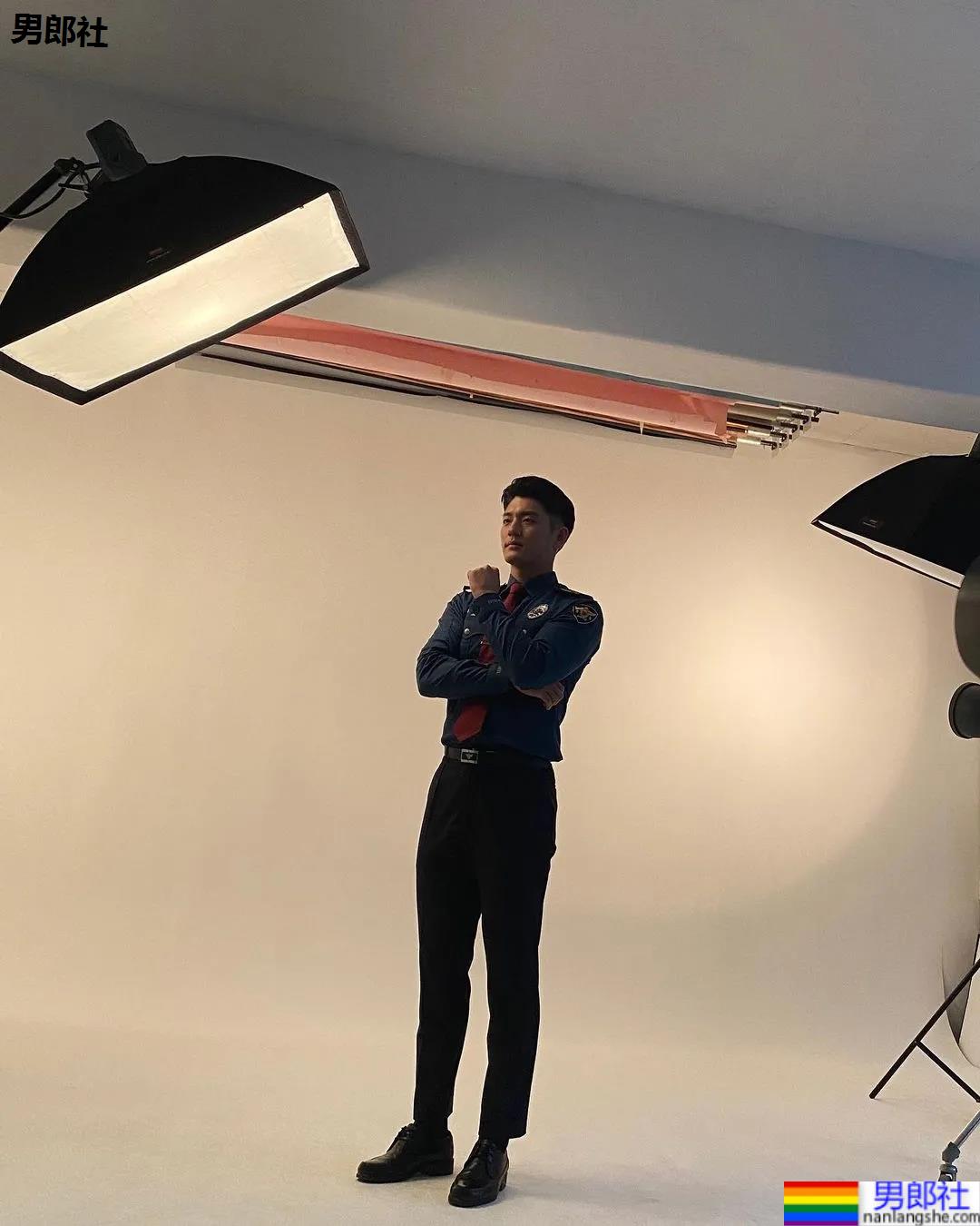 年历腱子肉天菜警装小哥走红，网友：虎狼之词已经控制不住了！ - 51虹马