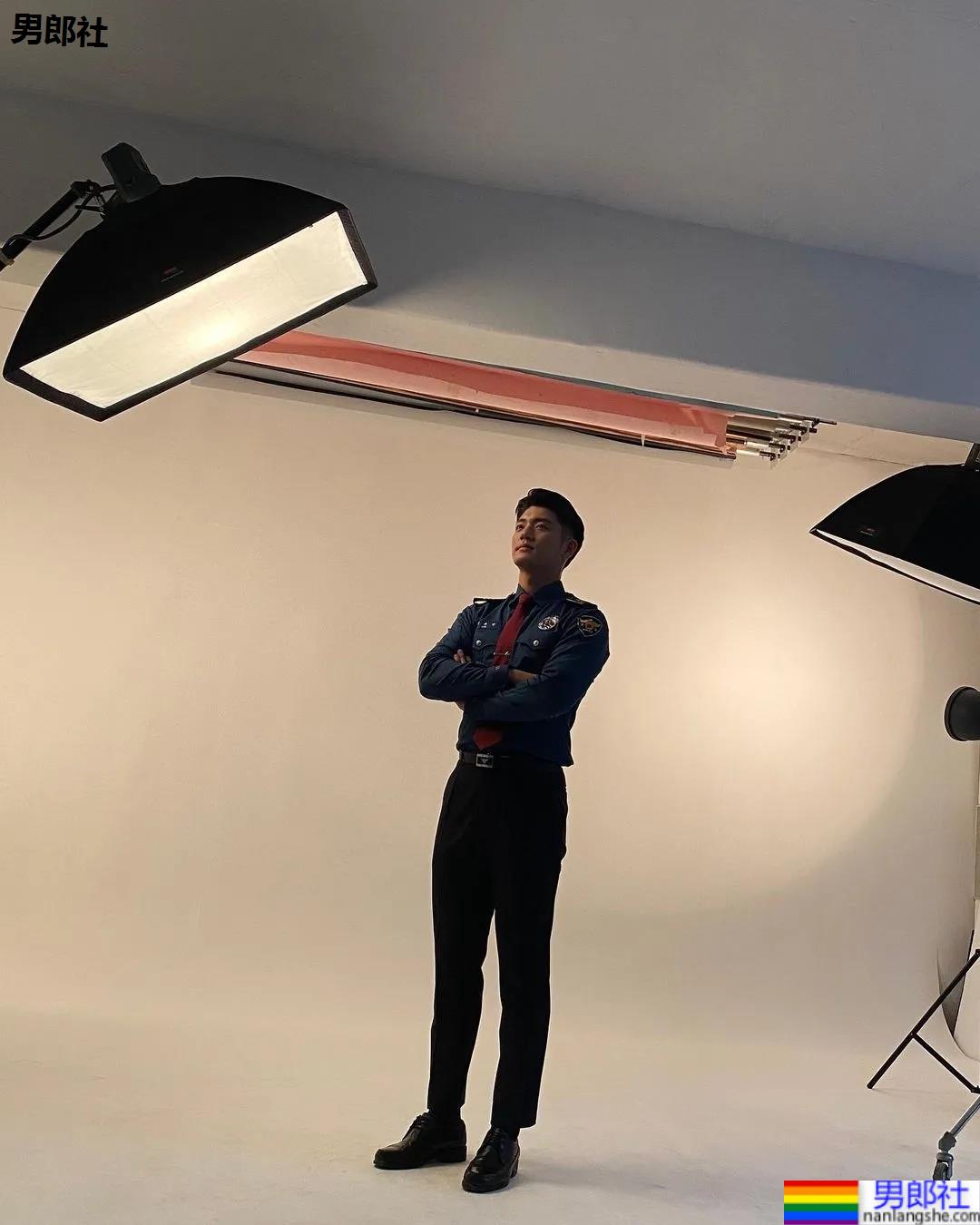 年历腱子肉天菜警装小哥走红，网友：虎狼之词已经控制不住了！ - 51虹马