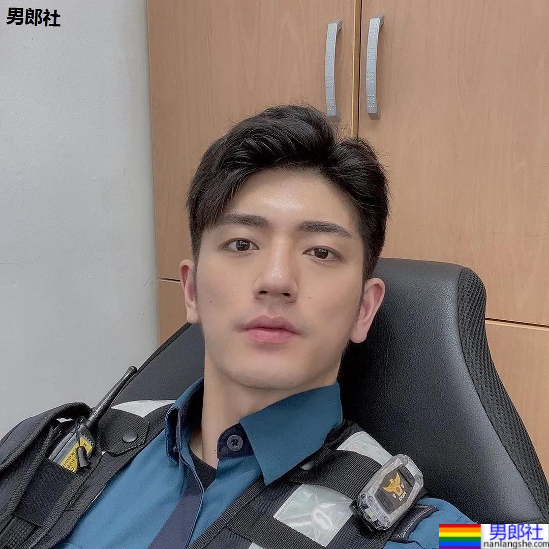 年历腱子肉天菜警装小哥走红，网友：虎狼之词已经控制不住了！ - 51虹马