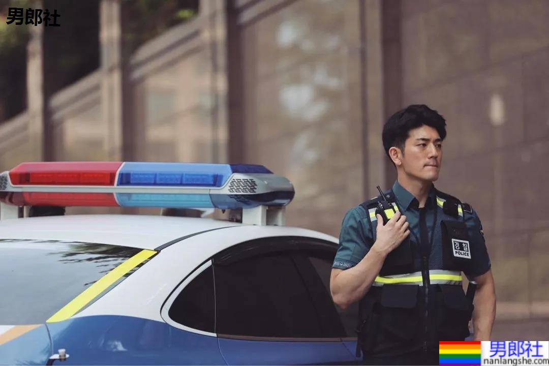 年历腱子肉天菜警装小哥走红，网友：虎狼之词已经控制不住了！ - 51虹马