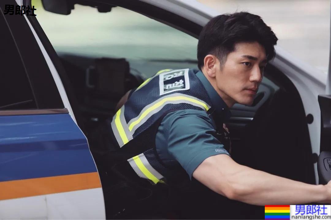 年历腱子肉天菜警装小哥走红，网友：虎狼之词已经控制不住了！ - 51虹马