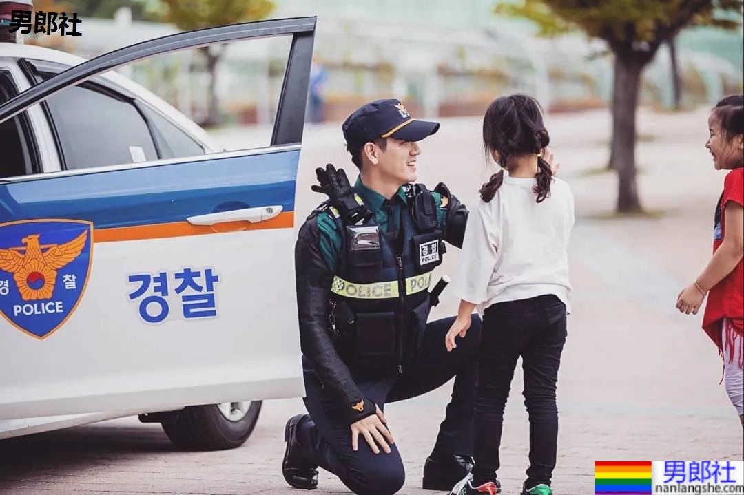 年历腱子肉天菜警装小哥走红，网友：虎狼之词已经控制不住了！ - 51虹马