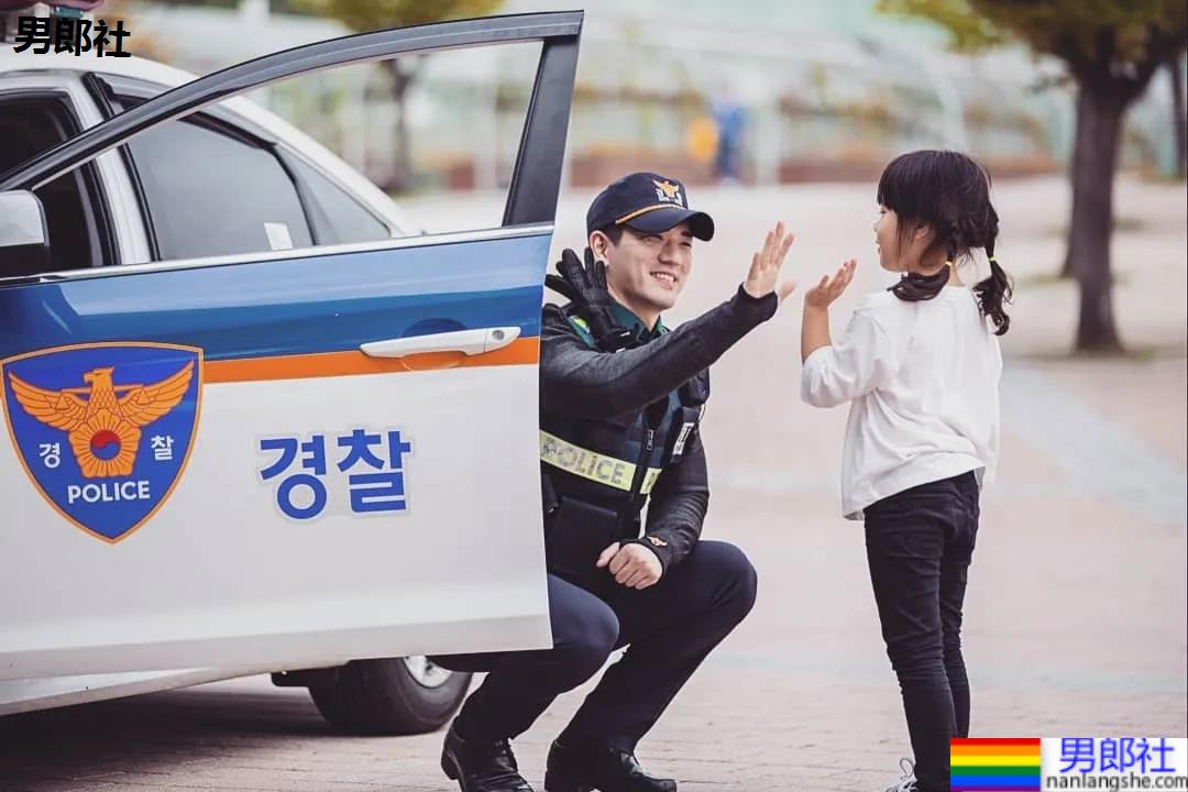 年历腱子肉天菜警装小哥走红，网友：虎狼之词已经控制不住了！ - 51虹马