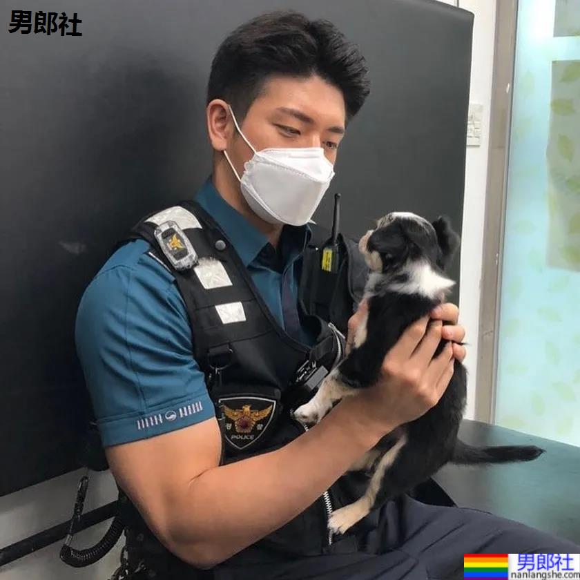 年历腱子肉天菜警装小哥走红，网友：虎狼之词已经控制不住了！ - 51虹马