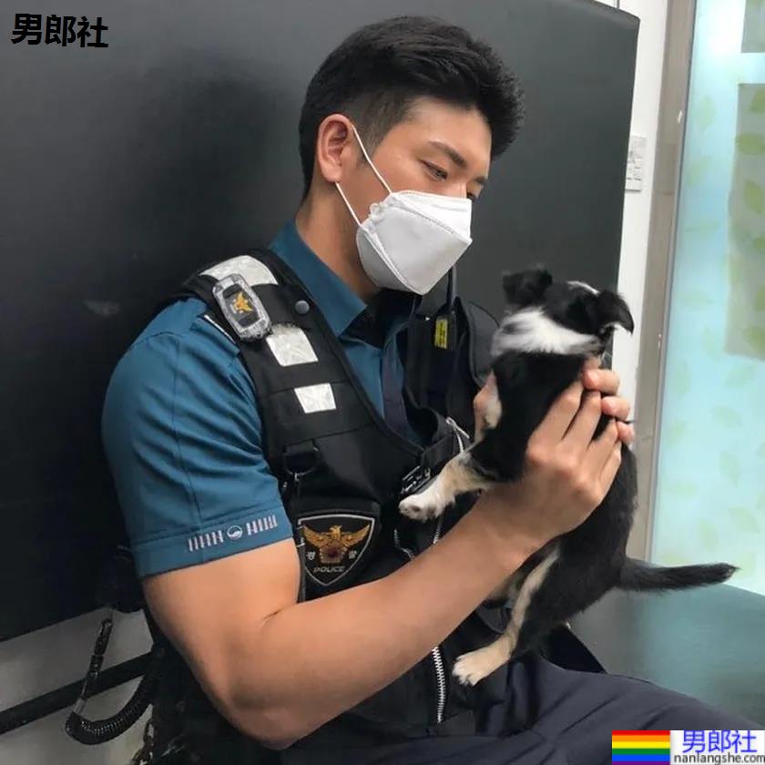 年历腱子肉天菜警装小哥走红，网友：虎狼之词已经控制不住了！ - 51虹马