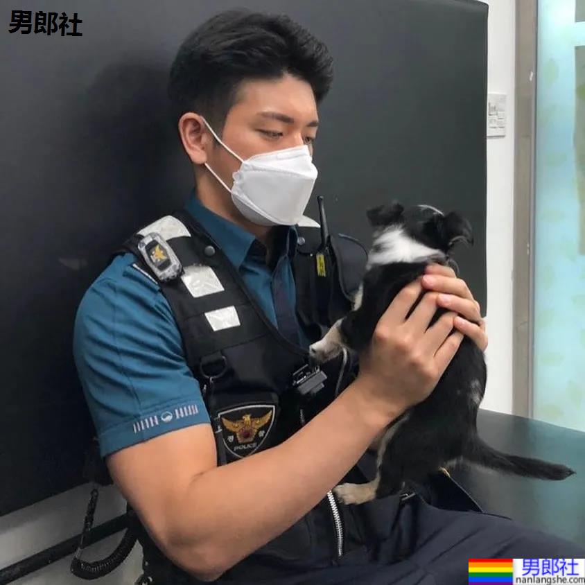 年历腱子肉天菜警装小哥走红，网友：虎狼之词已经控制不住了！ - 51虹马