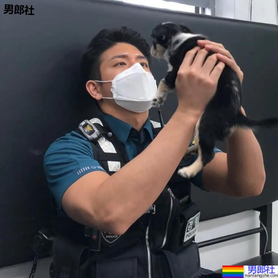 年历腱子肉天菜警装小哥走红，网友：虎狼之词已经控制不住了！ - 51虹马