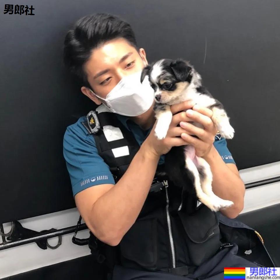 年历腱子肉天菜警装小哥走红，网友：虎狼之词已经控制不住了！ - 51虹马