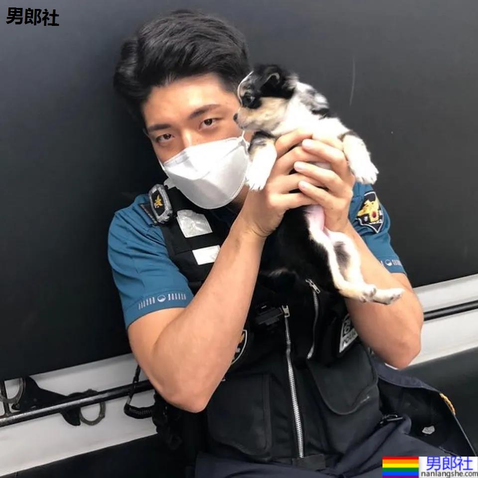 年历腱子肉天菜警装小哥走红，网友：虎狼之词已经控制不住了！ - 51虹马