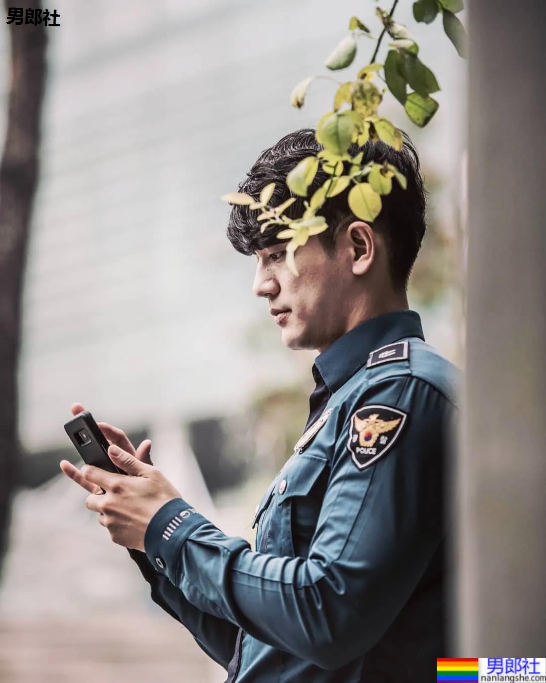 年历腱子肉天菜警装小哥走红，网友：虎狼之词已经控制不住了！ - 51虹马