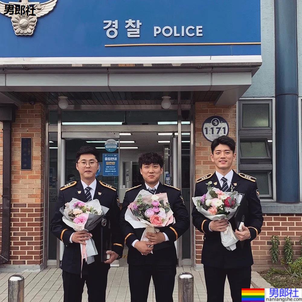 年历腱子肉天菜警装小哥走红，网友：虎狼之词已经控制不住了！ - 51虹马